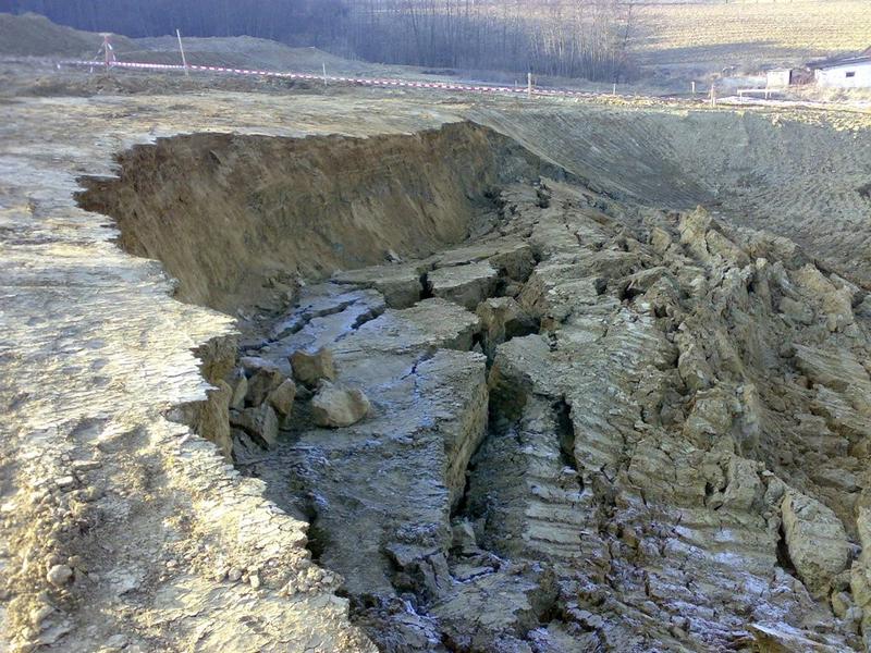 Mass movements (like a landslide in the picture) cause considerable damage year after year. A study by TU Graz now identifies the triggers of such events. 