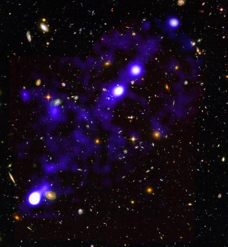 Eines der mit MUSE entdeckten kosmischen Wasserstoff-Filamente im Hubble Ultra Deep Field, 11,5 Mrd. Lichtjahre entfernt und ausgedehnt über eine Strecke von mehr als 15 Mio. Lichtjahren. Das Hintergrundbild ist eine Hubble-Farbaufnahme.