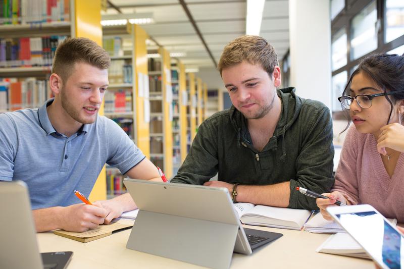 In der Industrie werden nicht nur die „reinen Fachingenieur_innen“ gesucht, sondern Absolventinnen und Absolventen, die ebenfalls Kenntnisse der Informatik mitbringen beziehungsweise sich in dieses Fachgebiet schnell einarbeiten können. 