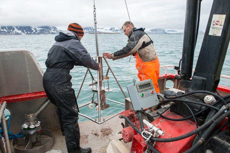 Erstautorin Katja Laufer-Meiser (links) nimmt zusammen mit Hans Røy vom Center for Geomicrobiology Aarhus, Dänemark in einem Fjord in Spitzbergen Sedimentproben für die jetzt erschienene Studie. 