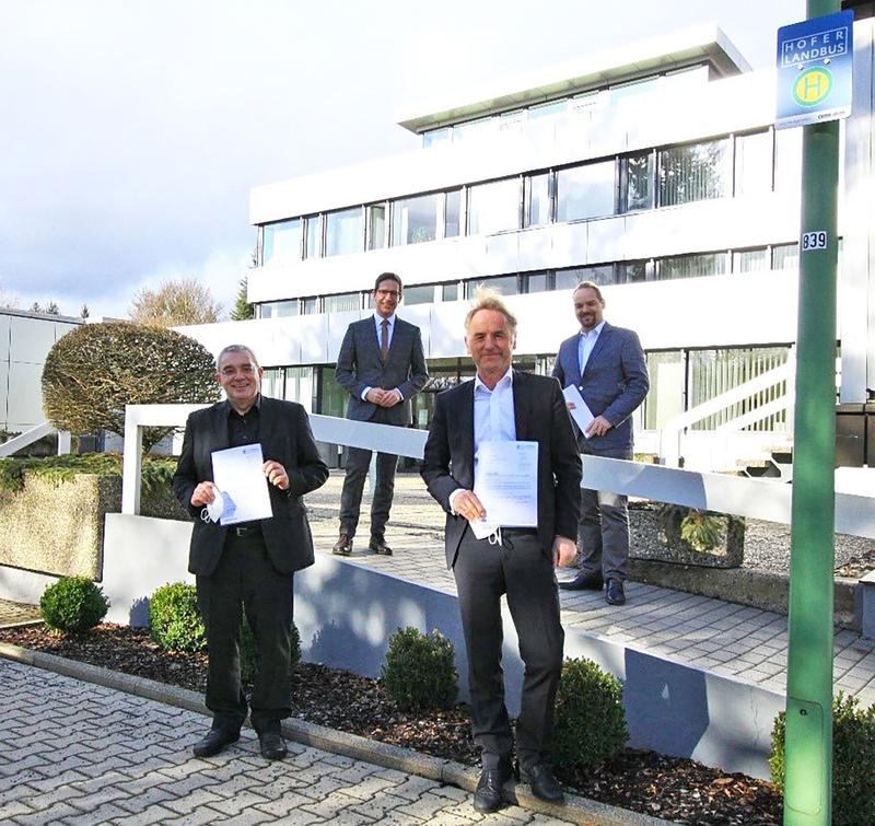 (vorne von li.) Andreas Weinrich (Logistikagentur Oberfranken) und Prof. Dr. Ulrich Müller-Steinfahrt (IAL Würzburg), (hinten von li.): Michael Abraham Bürgermeister Stadt Rehau und Jürgen Schnabel (Bürgermeister Gemeinde Regnitzlosau, Kreis Hof) 