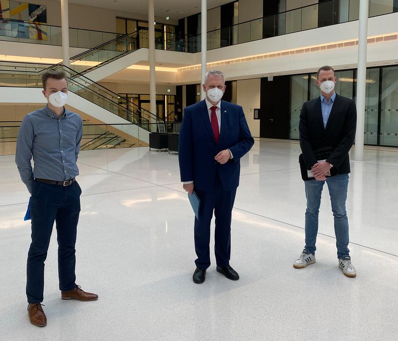 Der niedersächsische Wissenschaftsminister Björn Thümler mit dem AStA-Vorsitzenden der MHH Lennart Simon (rechts) und dem AStA-Referenten Carlos Oltmanns