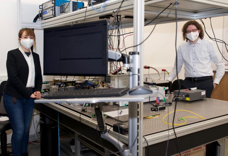 Die Entdeckung von Anahita Khodadad Kashi (l.) und Prof. Dr. Michael Kues (r.) vom Institut für Photonik und dem Exzellenzcluster PhoenixD der Leibniz Universität Hannover könnte Anwendungen der Quanteninformationsverarbeitung robuster machen.