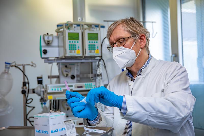 Professor Dr. Tobias Welte preparing a medication. 