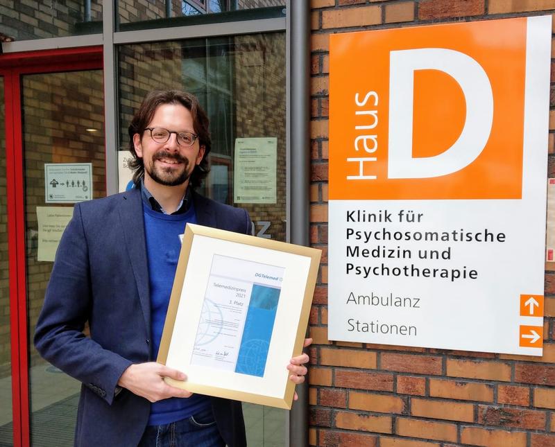 Dr. Jan Dieris-Hirche, OMPRIS-Forschungsleiter und Oberarzt in der Klinik für Psychosomatische Medizin und Psychotherapie im LWL-Universitätsklinikum Bochum, freut sich gemeinsam mit seinem Team über die hohe Auszeichnung.