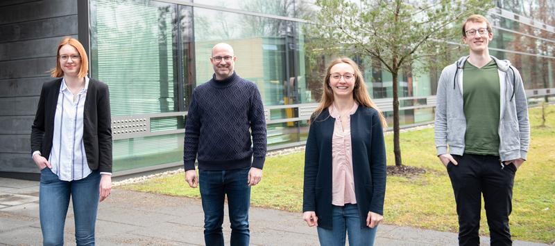 Das Forschungsteam vom Institut für Molekulare Virologie (v.l.): Tatjana Weil, Prof. Jan Münch, Carina Conzelmann und Lukas Wettstein