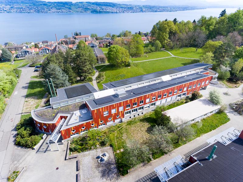 Gebäude der ZHAW auf dem Campus Grüental in Wädenswil: Hauptgebäude auf dem Campus Grüental am linken Zürichseeufer 