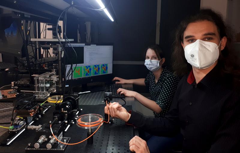 Antje Schuschies (24, li.) und Leander Kläber (23) bauten für die Bildrekonstruktion über eine einzelne optische Faser einen Demonstrator. Mit einem mathematischen Modell rekonstruieren sie bereits Abbildungen.  