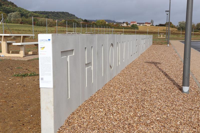 Die Wand aus L-förmigen Fertigteilen haben die Projektpartner im September 2020 fertiggestellt.