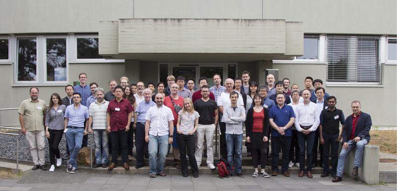 Teilnehmer des Event-Horizon-Telesop (EHT) Polarisations-Workshop, der am Max-Planck-Institut für Radioastronomie in Bonn im Juli 2019 stattfand, noch vor dem ausbruch der COVID-19-Pandemie.  