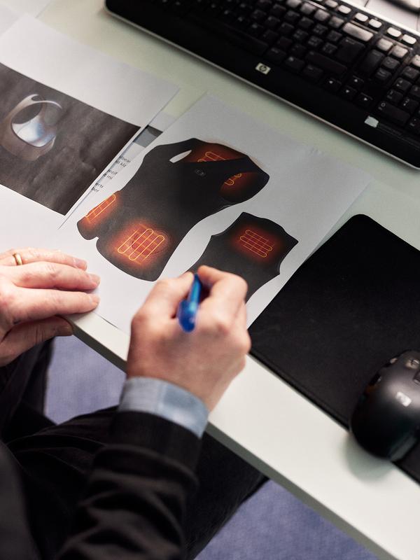 Mit sogenannten Wearables, also Messinstrumenten, die am Körper getragen werden, könnten Stressituationen von Beschäftigten in der Zusammenarbeit mit KI gemessen werden. 
