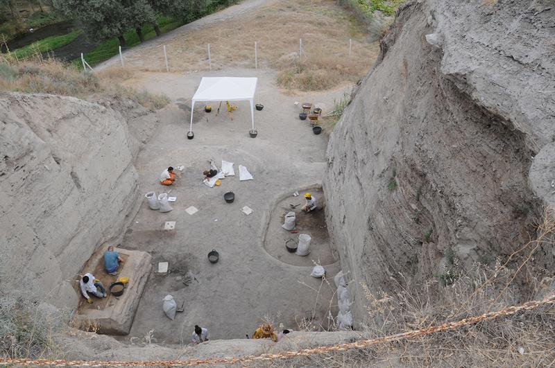 Blick in den tiefen Grabungsschnitt im Siedlungshügel von Aşıklı Höyük (Zentralanatolien, Türkei). Deutlich zu erkennen sind die zahlreichen Schichten, die sich während der tausendjährigen Besiedelung des Platzes gebildet haben.