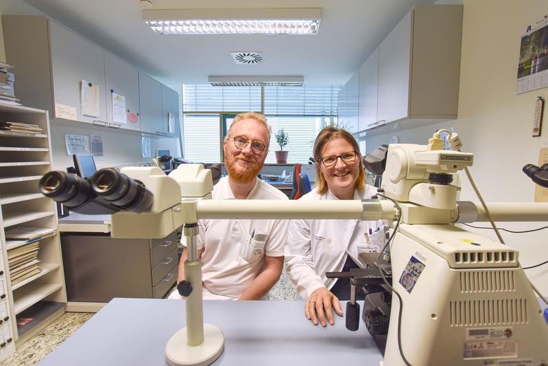 Prof. Julia Hauer, Leiterin Pädiatrische Onkologie und Hämatologie an der Klinik für Kinder- und Jugendmedizin, sowie Dr. Björn Lange, Oberarzt für pädiatrische Stammzelltherapie. Die Fotos entstanden vor Beginn der Tragepflicht eines Mund-Nasenschutzes.