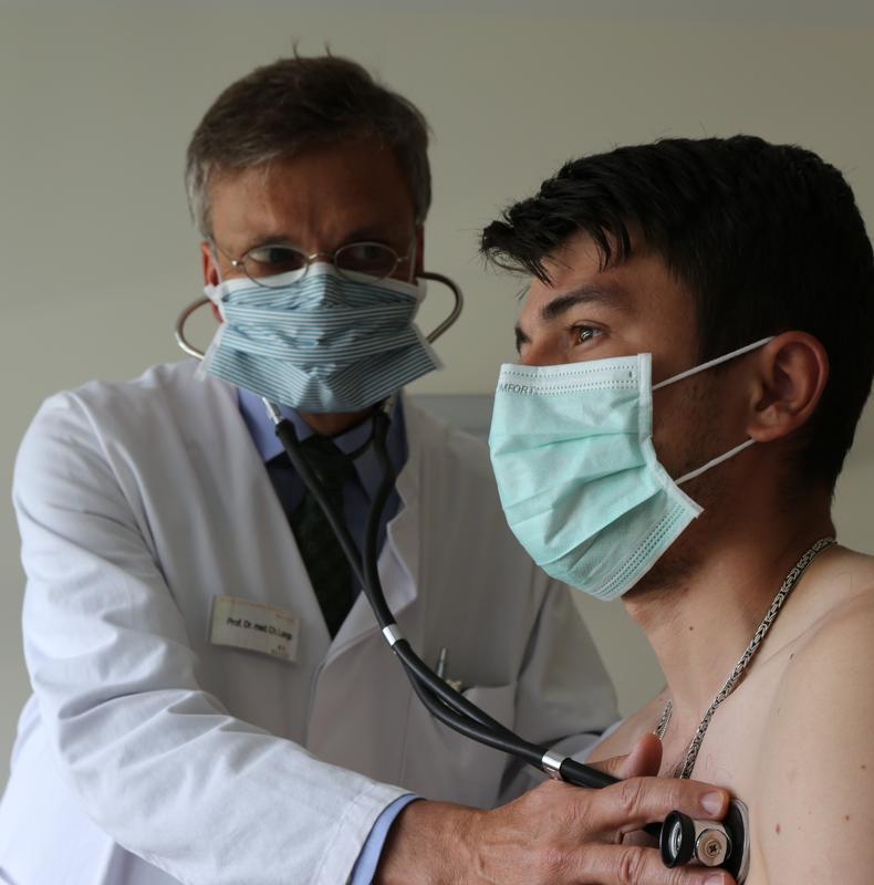 Christoph Lange mit einem Patienten