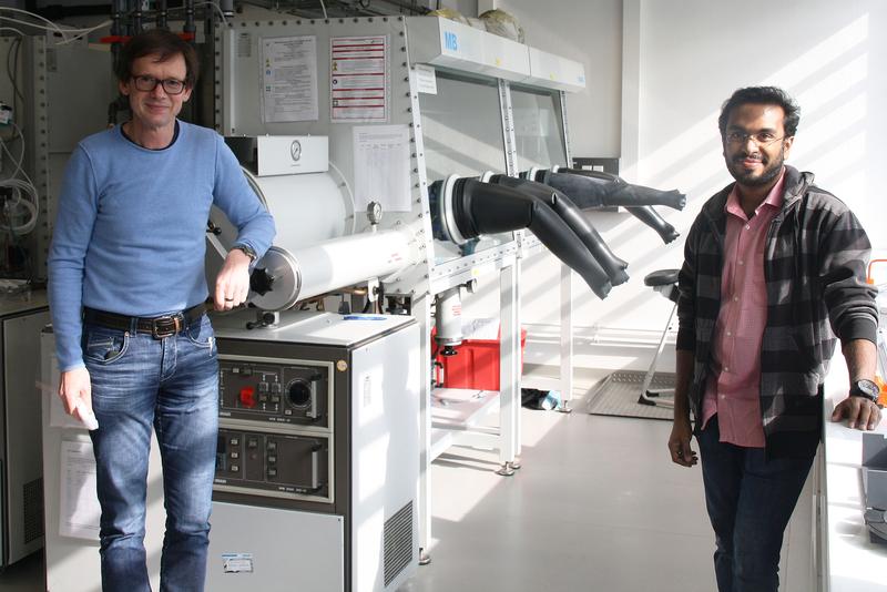Dr. Eranezhuth Wasan Awin, Stipendiat des Bayreuth Humboldt Centres, und Dr. Günter Motz in einem Labor des Lehrstuhls Keramische Werkstoffe. 
