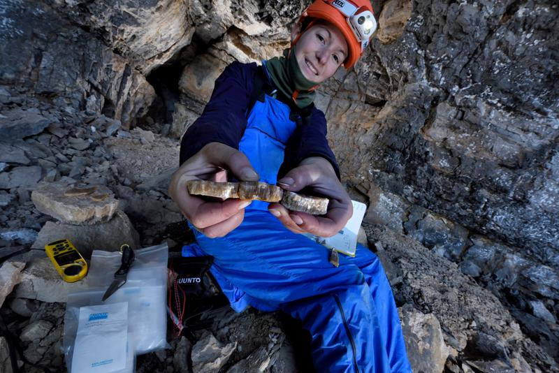 Die Geologin und Höhlenforscherin Prof. Gina Moseley und ihr internationales Team analysierten erstmals Klimaaufzeichnungen aus Höhlen der Hocharktis in Nordostgrönland.  