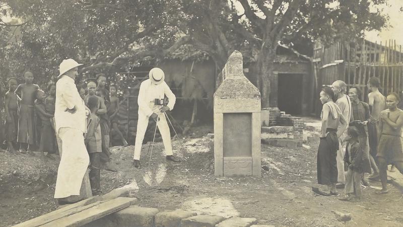 III A 00062_0014 Unbekannter Fotograf: „Behne und Brunswig auf Entdeckungsfahrt“, o. D. in: Fotoalbum Kaiserliche Marine. Erinnerungsalbum des Korvettenkapitäns Hermann Brunswig 1904 – 1914