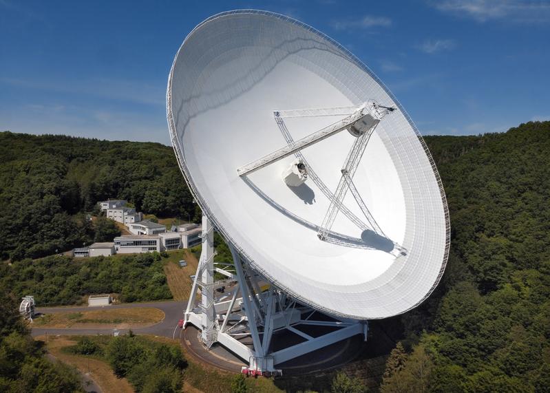 Das 100m-Radioteleskop des MPIfR in der Nähe von Bad Münstereifel, Effelsberg, rund 40 km südwestlich von Bonn. Das Bild zeigt den Parabolspiegel von 100 m Durchmesser mit dem Observatoriumsgebäude im Hintergrund.