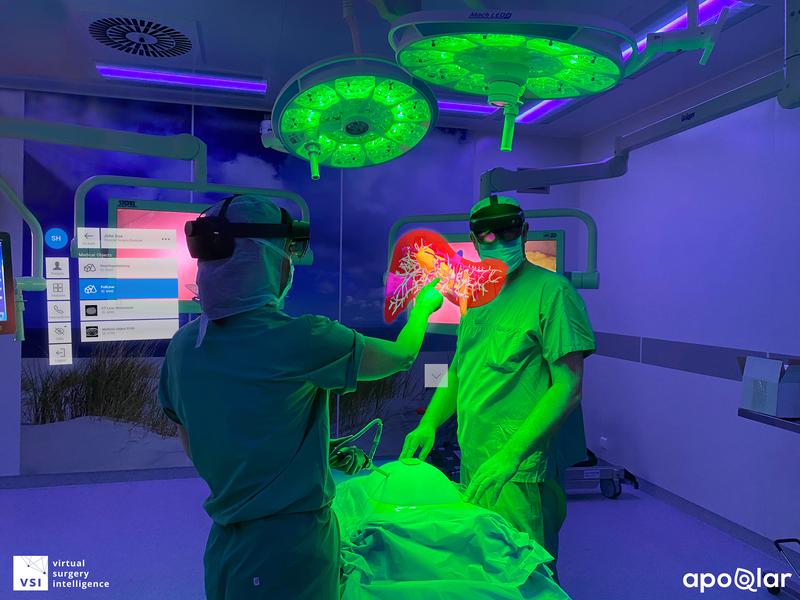Operation mit AR-Brille: Chirurginnen und Chirurgen können sich künftig 3D-Modelle über dem realen Operationsfeld anzeigen lassen. 