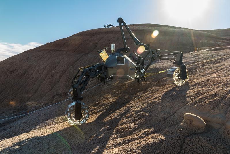 During field tests in the US state of Utah, the space exploration systems SherpaTT (front) and Coyote III (back) are put to test in a Mars-like terrain.