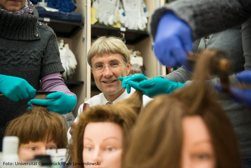 Friseurinnen und Friseure kommen mit vielen gefährlichen Arbeitsstoffen in Berührung, erklärt Prof. John (Foto) von der Universität Osnabrück. Die Hände lassen sich mit speziellen Handschuhen schützen.