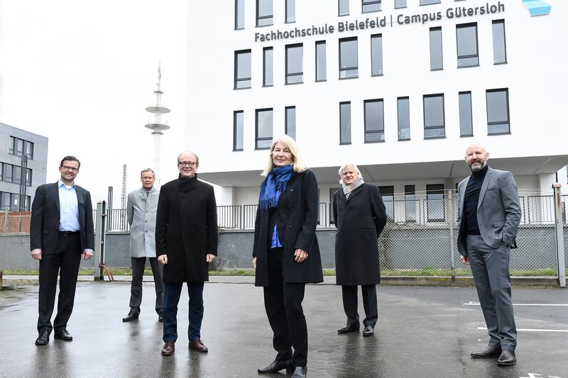 Haben sich für die Verankerung des Campus Gütersloh im Hochschulgesetz engagiert (v.l.n.r.): Raphael Tigges, Sven-Georg Adenauer, André Kuper, Prof. Dr. Ingeborg Schramm-Wölk, Hans Beckhoff und Henning Matthes.