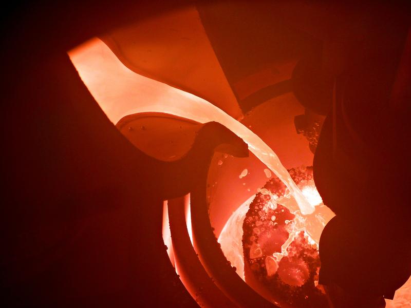 Abguss Stahlschmelze im Stahlgusssimulator über einen Schaumkeramikfilter auf Basis von Aluminiumoxid in einen feuerfesten Tiegel bei 1650 °C.