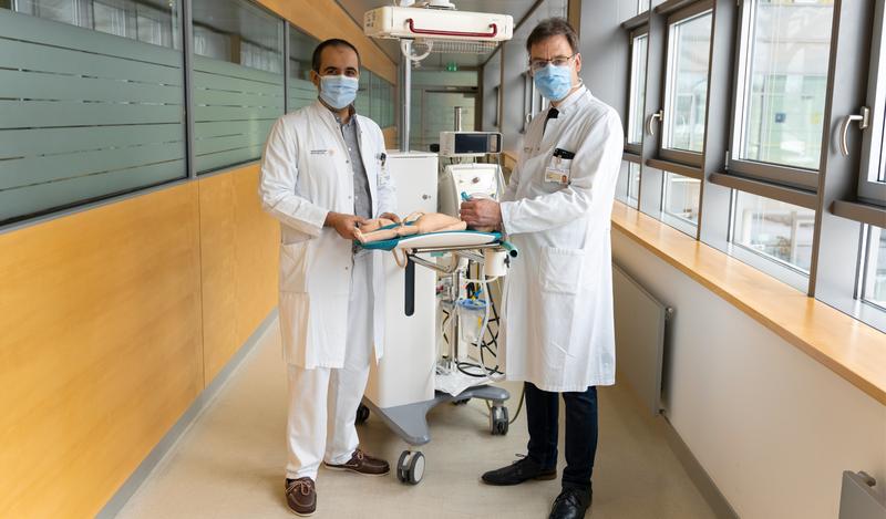 Prof. Mario Rüdiger (r.) und OA Dr. Cahit Birdir zeigen den Geburtstisch „Concord Birth Trolley“, der bei der Geburt von Frühgeborenen am Uniklinikum Dresden nun zum Einsatz kommt.