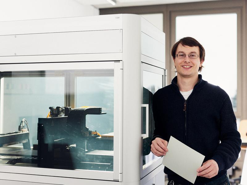 Michael Feige freut sich über den hochmodernen Hybrid-3D-Drucker des Unternehmens Nano Dimension.