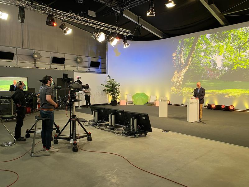 Prof. Dr. Alexander von Birgelen moderierte die Verabschiedung live aus dem Studio.