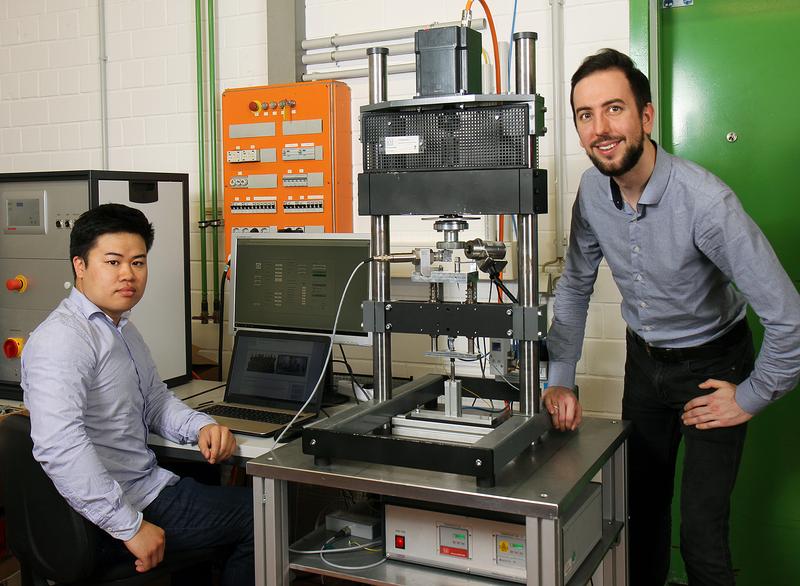 Für ihre Prüfmaschine haben die Forscher eine neue Software entwickelt. Im Bild zu sehen sind Minh-Hai Le and Sebastian Kamerling. Foto: Koziel/TUK