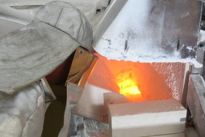 Arbeiter vor einem Glas-Schmelzofen der SCHOTT AG.