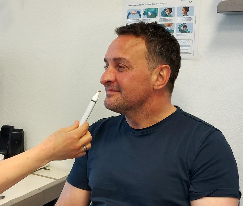 Sven Kretschmer beim Geruchstest: Dabei kommen sogenannte Sniffing Sticks zum Einsatz, die Aromen natürlicher Gerüche enthalten.