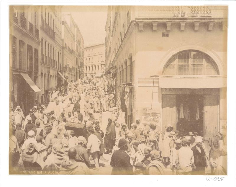 Die Sammlung enthält u.a. Momentaufnahmen, etwa diese belebte Straßenszene in Algier.