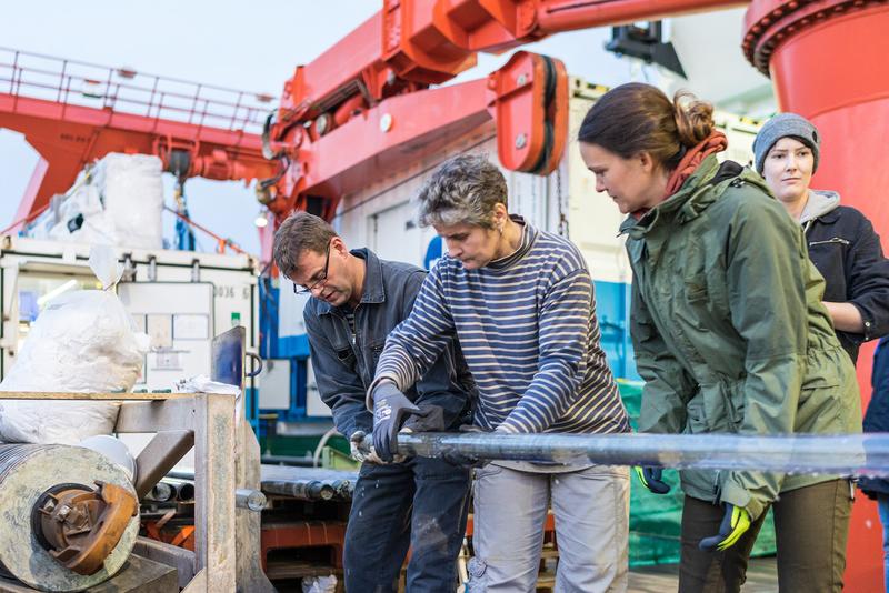 Bohrkerne aus dem MARUM-Mebo200 werden an Deck der FS METEOR entnommen. 