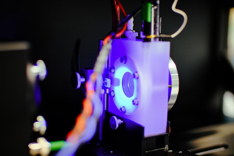 Durch die Forschung entwickelt das Team ein elektrochemisches Standardverfahren für die Analyse der Photoaktivität von Halbleitern.