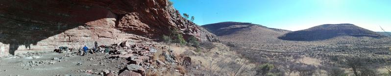 Felsvorsprung in der Kalahari-Wüste: Blick auf die Ausgrabungsstätte in Südafrika 