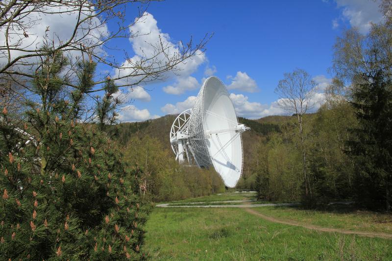 Das 100m-Radioteleskop des MPIfR in der Nähe von Bad Münstereifel, Effelsberg, rund 40 km südwestlich von Bonn. Das Bild zeigt den Zugangsweg vom Besucherpavillon bis zum Aussichtsplateau unmittelbar vor dem Teleskop selbst.