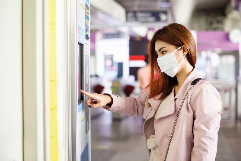Touchscreens in public areas such as ticket machines quickly become transmitters of bacteria and germs. The "CleanScreen" project is intended to provide a remedy.