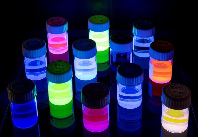 Die zwölf neuen Referenzmaterialien zur präziseren Bestimmung der Fluoreszenz