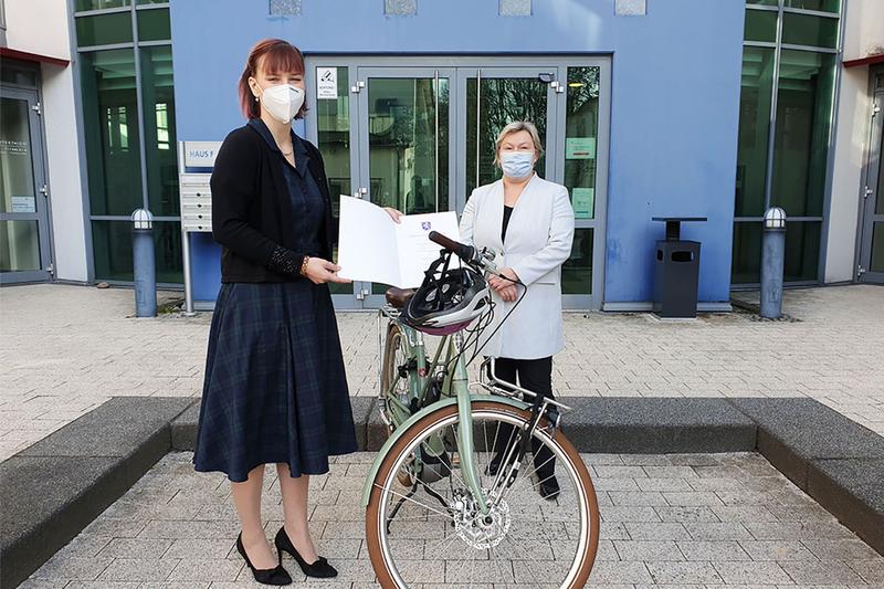 Prof. Dr. Martina Lohmeier (li.) mit Hochschulpräsidentin Prof. Dr. Eva Waller nach der Urkundenübergabe.