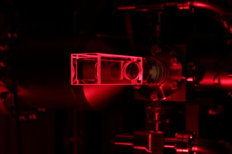 Glaszelle des Ultra-Hochvakuumsystems. Im Zentrum der Glaszelle werden Atome durch Laserstrahlen im Raum gehalten und bis fast auf den absoluten Temperaturnullpunkt abgekühlt.