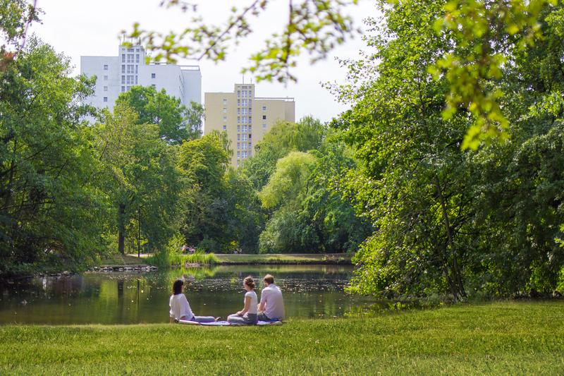 In Regionen mit einem größeren Artenreichtum geht es den Menschen besser. Nahegelegene Parks und Gärten wirken sich ebenfalls positiv auf die mentale Gesundheit aus.