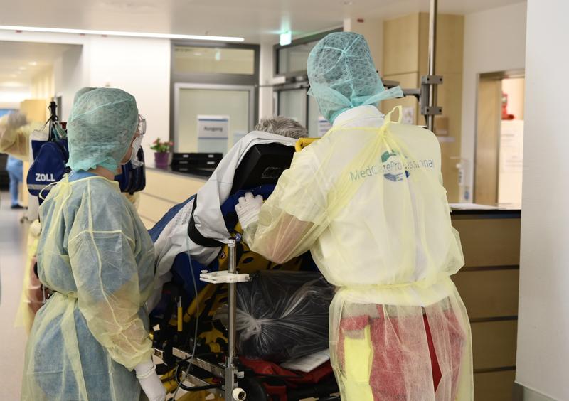 Bild: Ein Intensivtransportteam nimmt den slowakischen Patienten auf der Intensivstation des Bergmannsheils in Empfang.