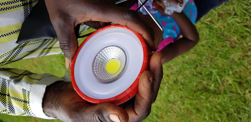 Sauberes Licht: LED-Lampen ersetzen in Afrika offene Feuer und Petroleumlampen.