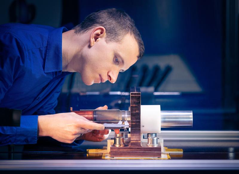 Beim Magnetpulsschweißen sorgt der magnetische Druck einer Werkzeugspule für eine Hochgeschwindigkeitskollision.