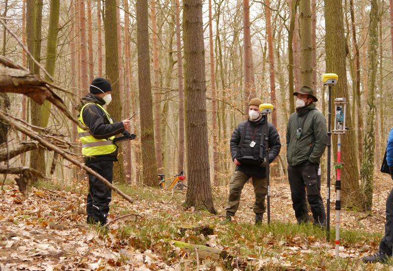 Ein Inventurtrupp wird im Wald geschult 