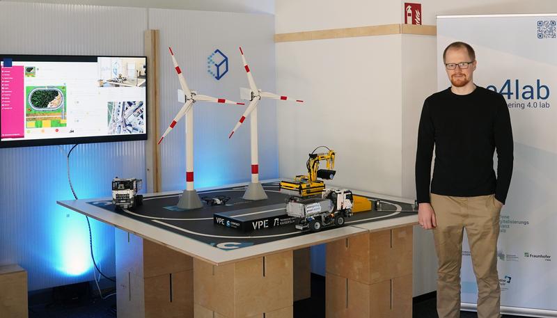 Sven Forte in front of a demonstrator facility in the engineering 4.0 lab (e4lab), a transfer lab of the Open Digitalization Alliance Palatinate. 