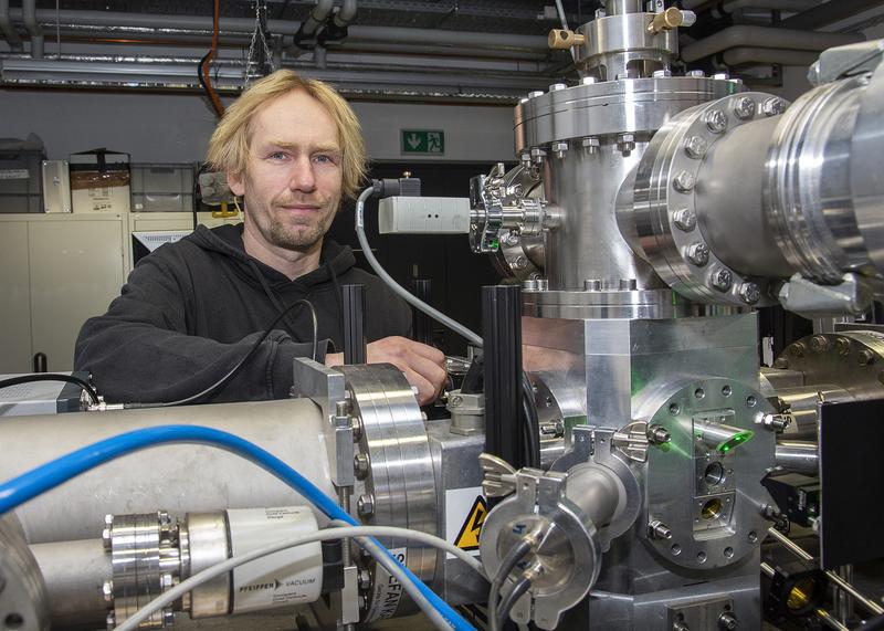 Dr. Johannes Passig entwickelt die Technologie zur Detektion gefährlicher Substanzen auf winzigen Feinstaubpartikeln in den Aerosol-Laboren des Departments Leben, Licht und Materie der Universität Rostock.