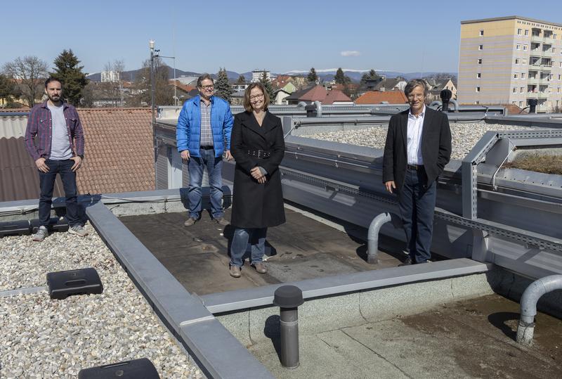 Die Projektpartner am Dach des Standorts in Klagenfurt, wo ein Prüfstand eingerichtet ist